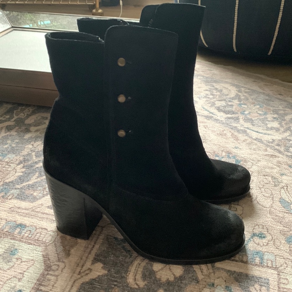 Black distressed suede boots by Material Prima by Goffredo Fantini in size 40